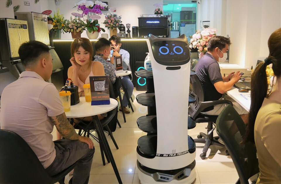 robot phục vụ đã có mặt tại việt nam